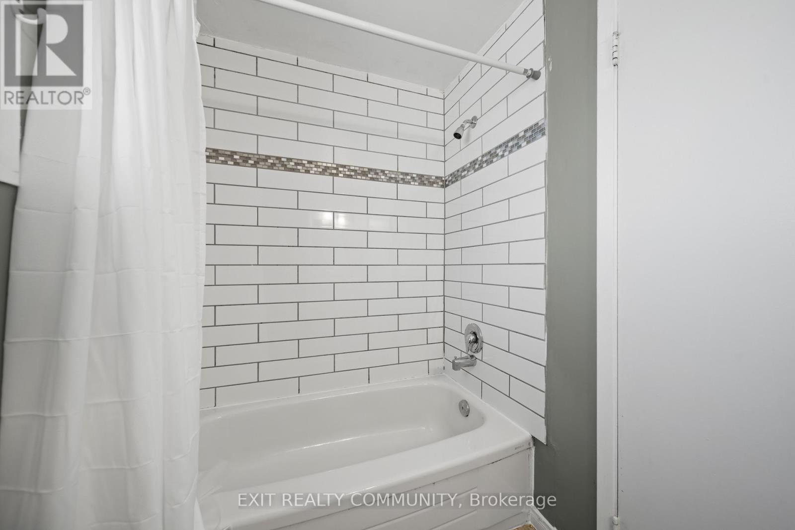#32 595 THIRD STREET - 19