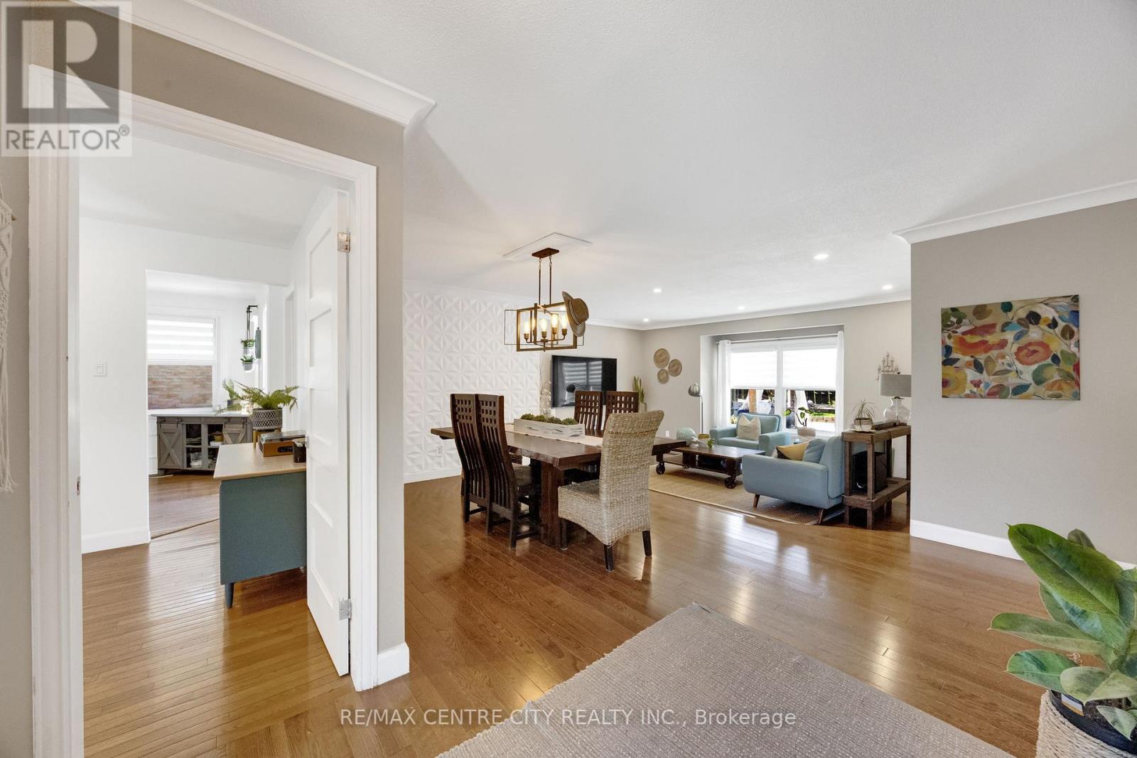 27 BARTLETT CRESCENT - 12