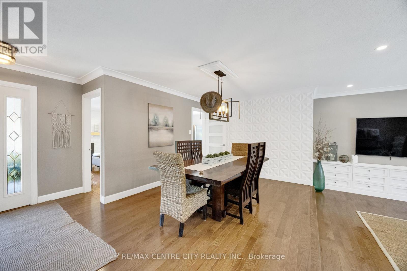 27 BARTLETT CRESCENT - 13