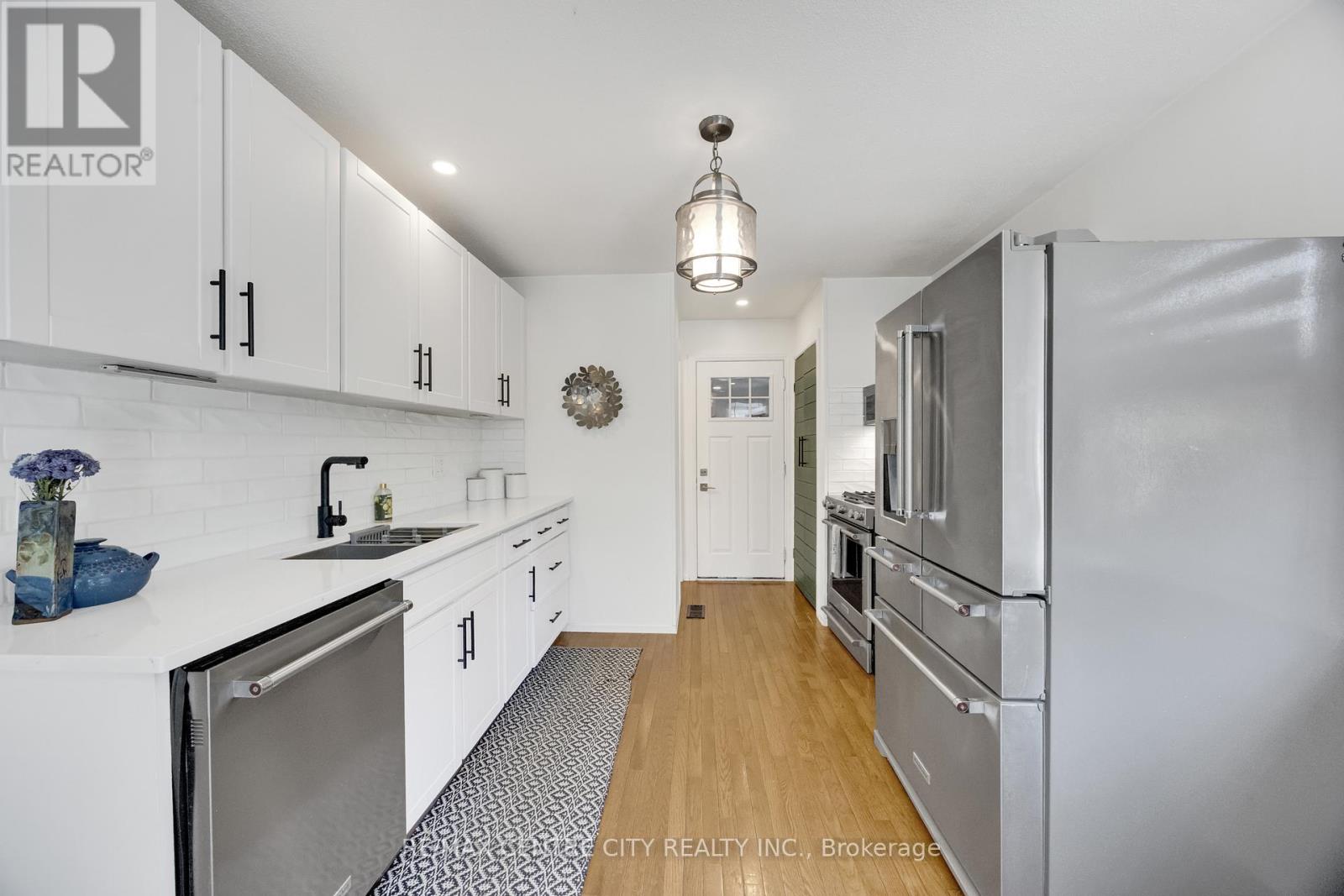 27 BARTLETT CRESCENT - 21