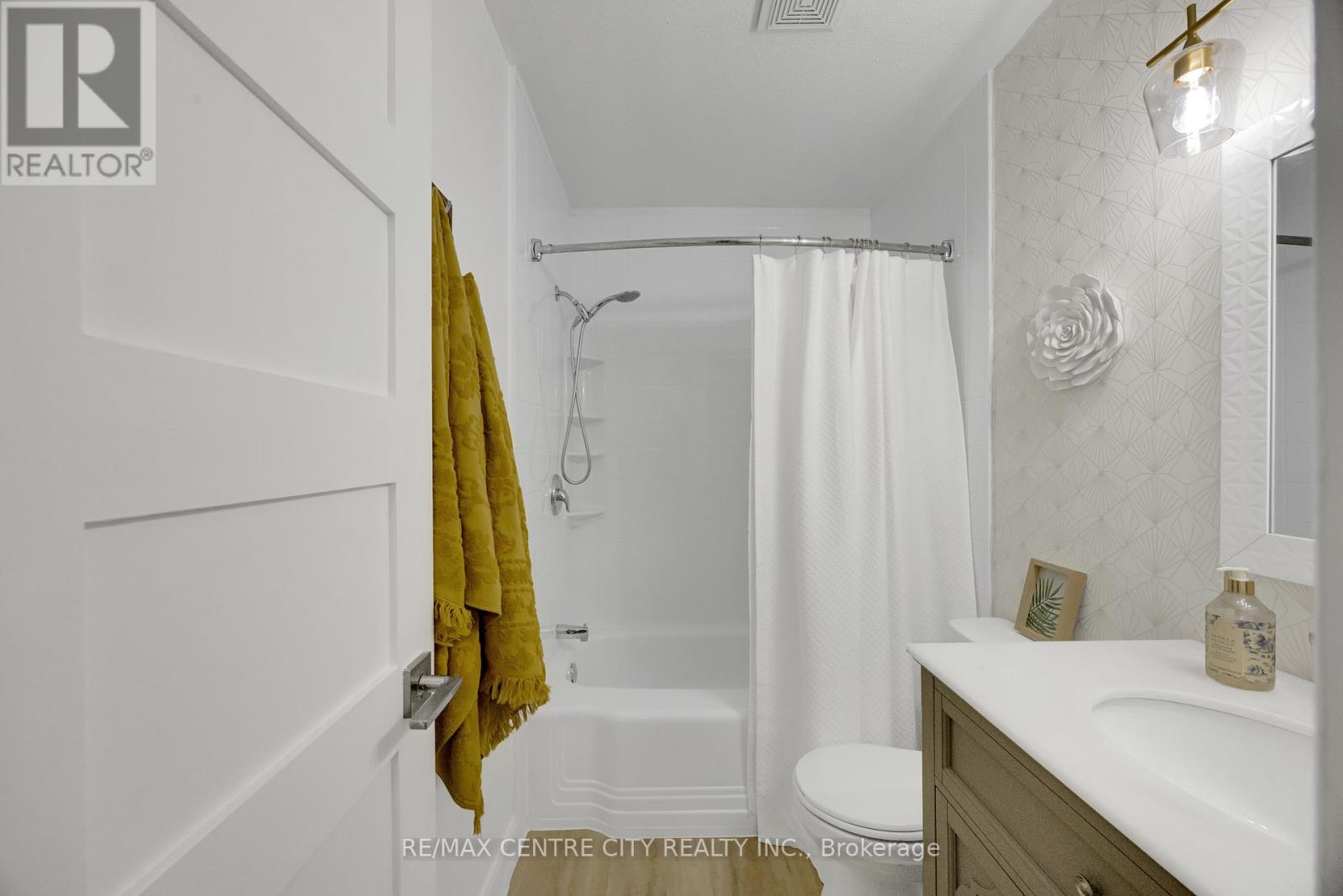 27 BARTLETT CRESCENT - 32