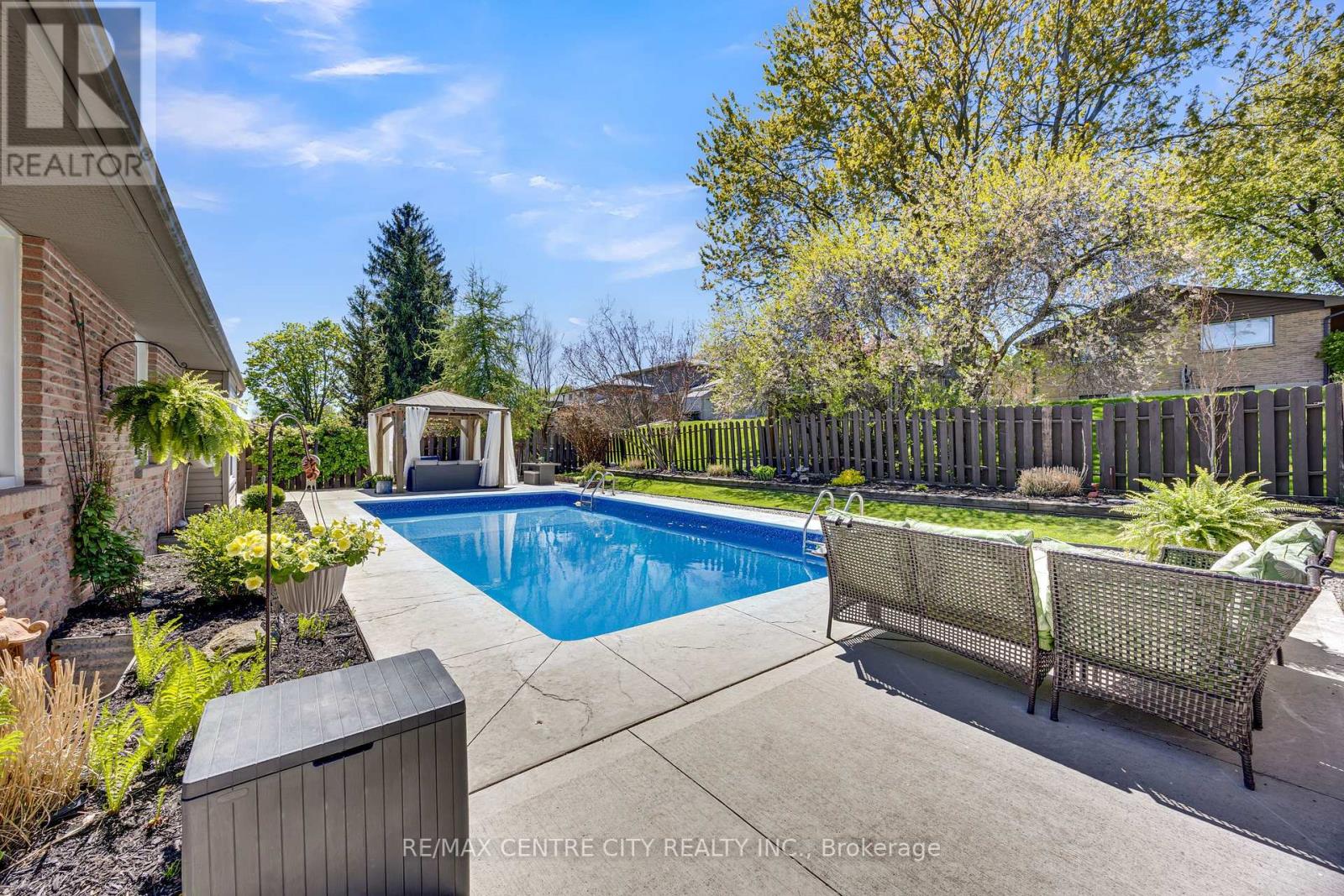 27 BARTLETT CRESCENT - 45
