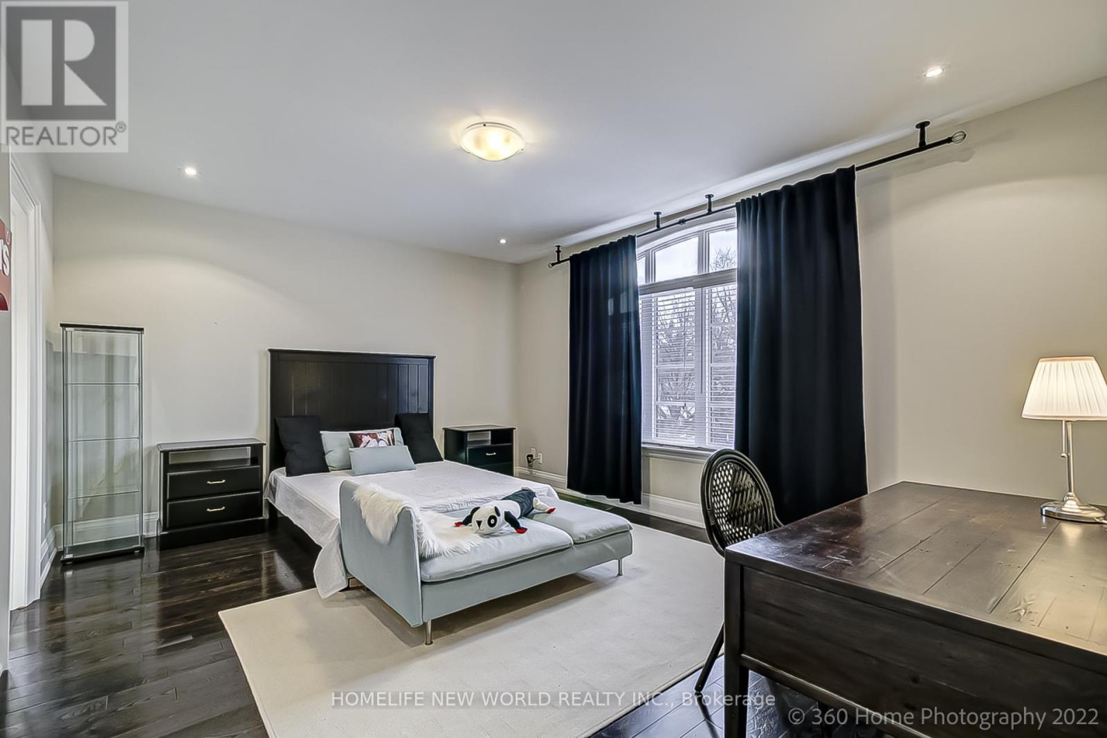 29 THREADNEEDLE CRESCENT - 28