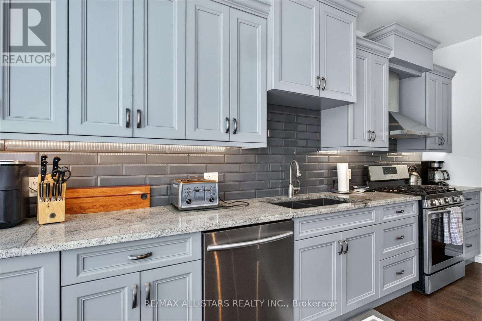 81 LAKELAND AVENUE - 12