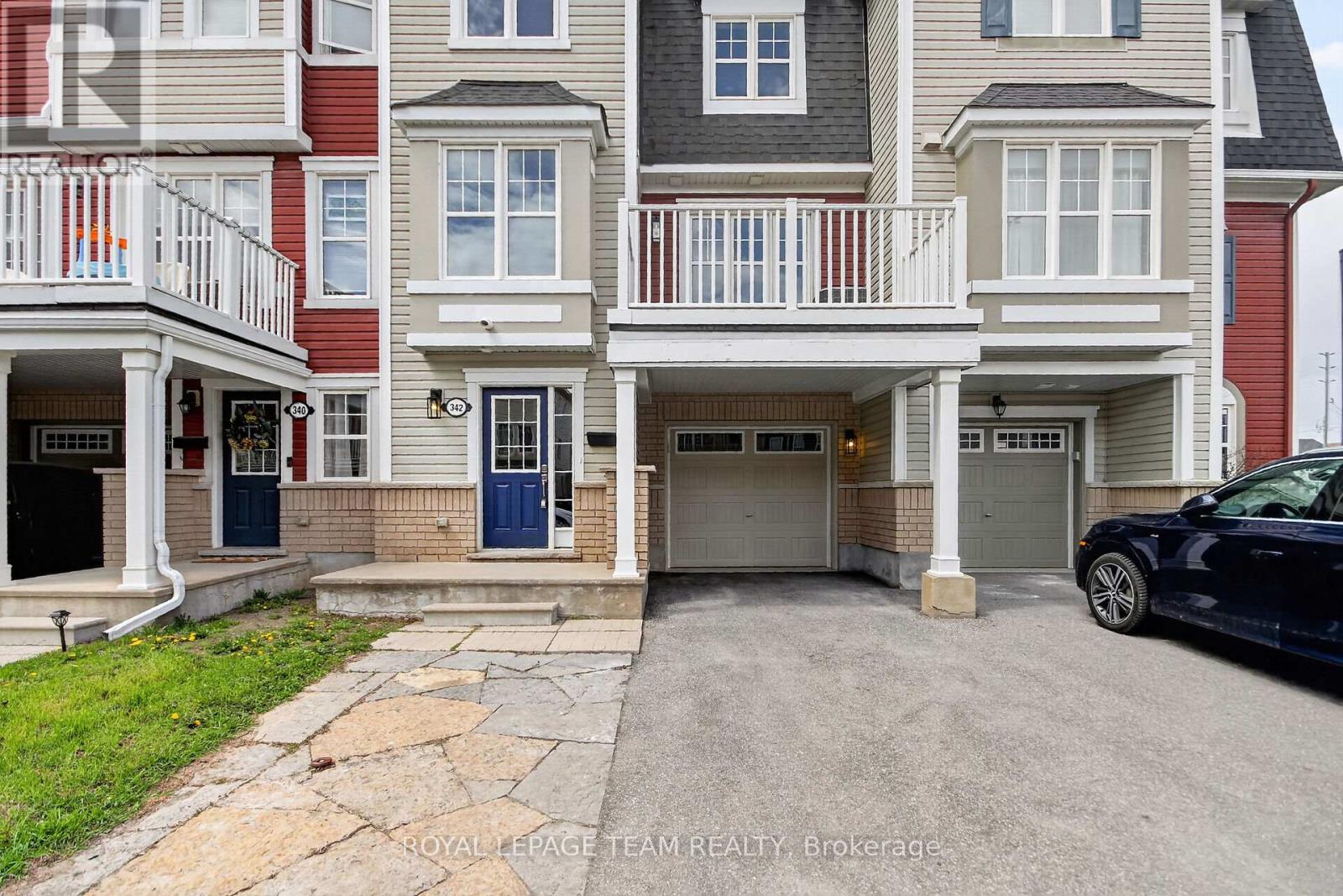 Covered/driveway parking/ flag stone walkway