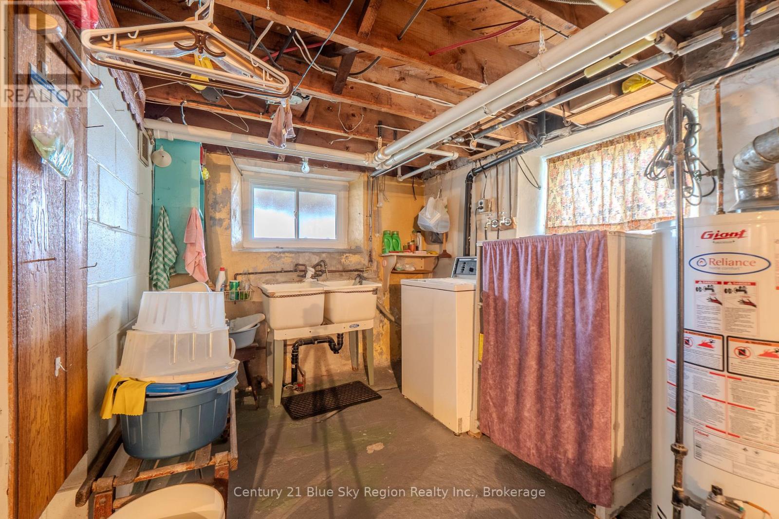 137 SECOND AVENUE E - 34
