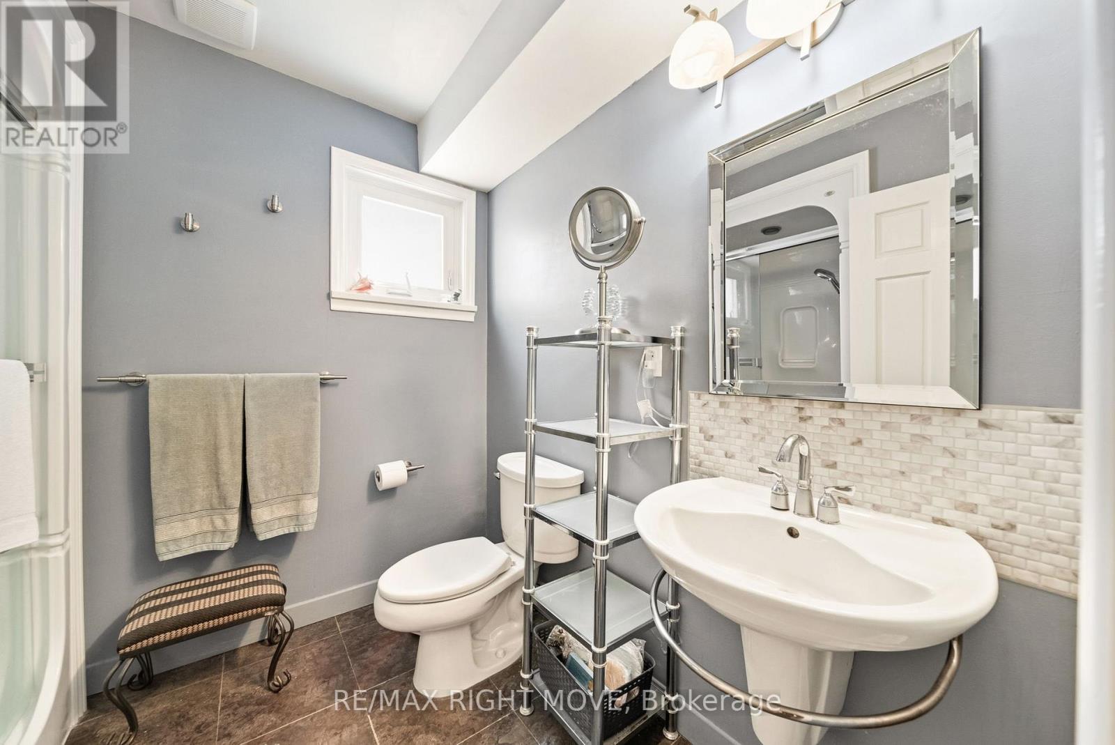 220 BELMORAL DRIVE - 32