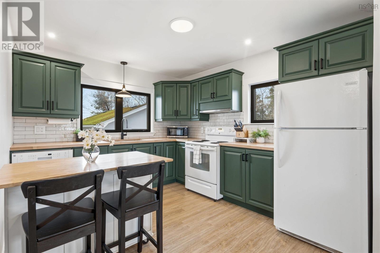 Property 23 of 28 of 228 Melrose Avenue