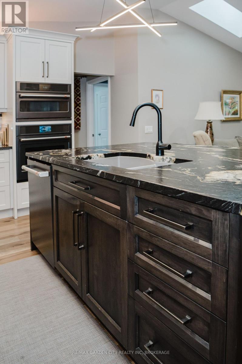 2 VALLEYVIEW COURT - 18