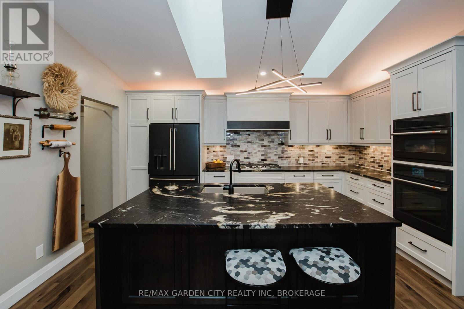 2 VALLEYVIEW COURT - 19