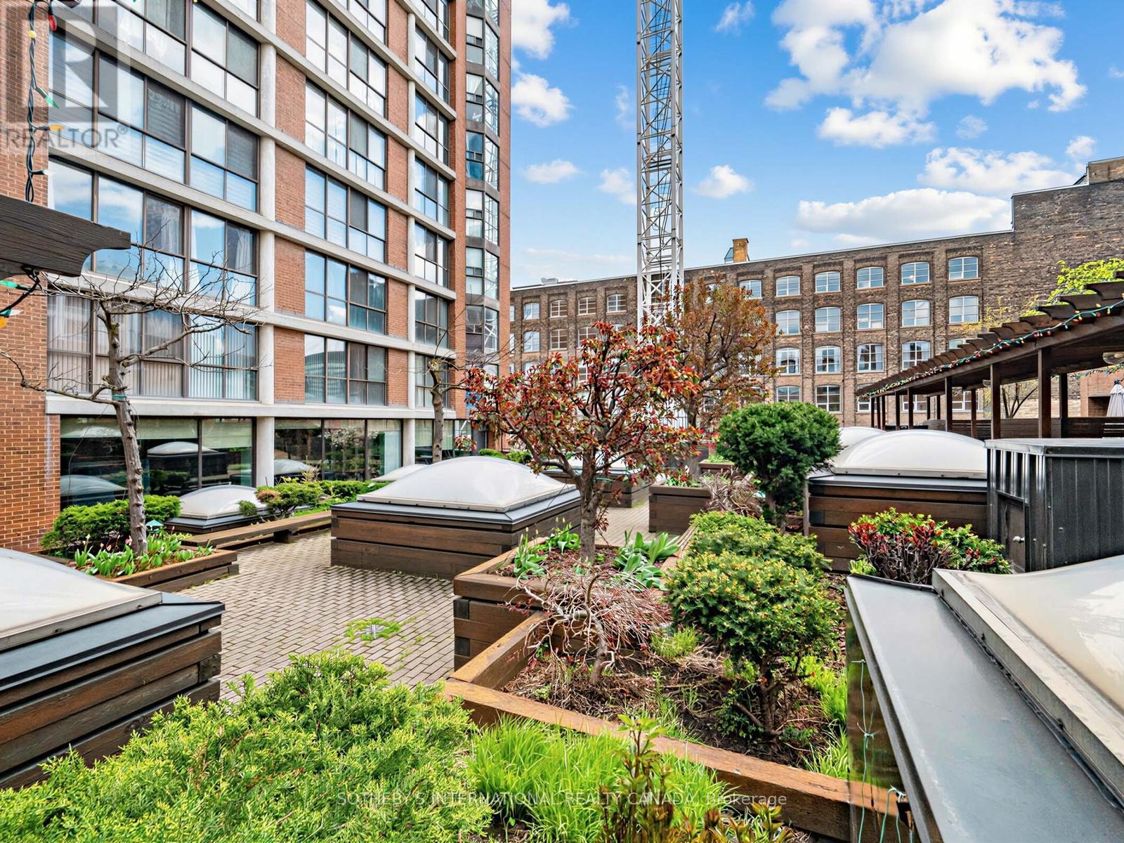 #TH. 2 188 SPADINA AVENUE - 23