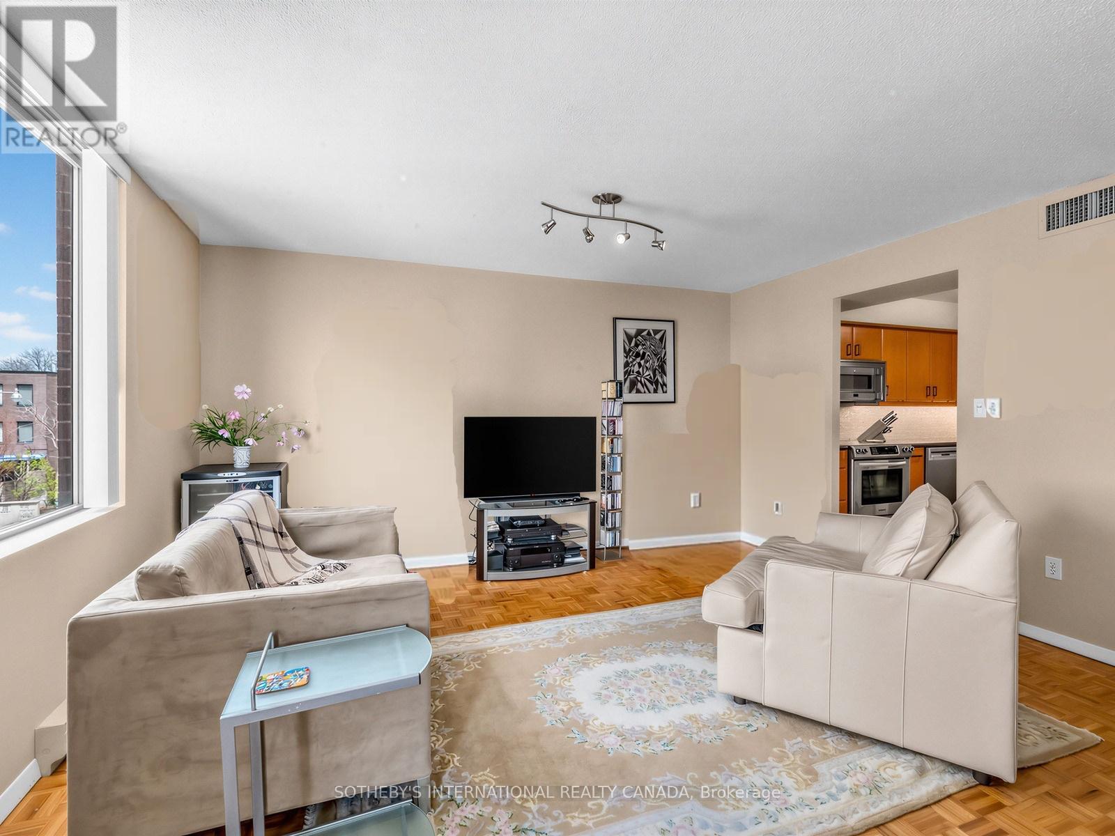 #TH. 2 188 SPADINA AVENUE - 8