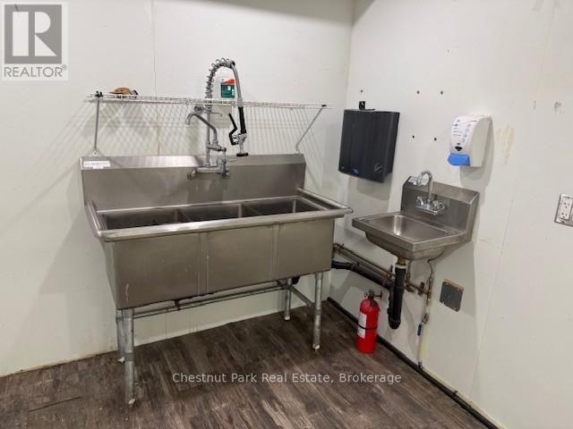 Commercial sink