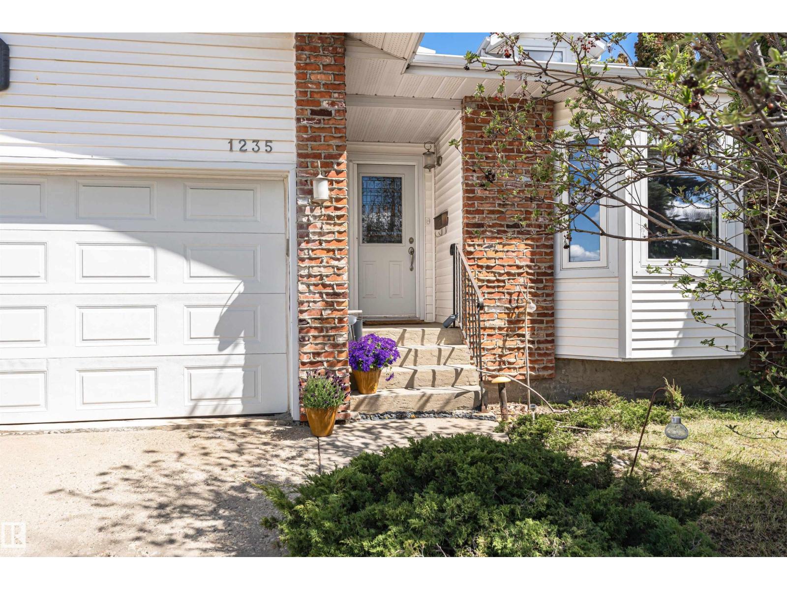 1235 104 ST NW, Edmonton