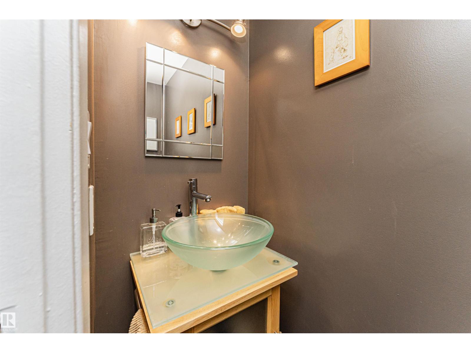1235 104 ST NW, Edmonton