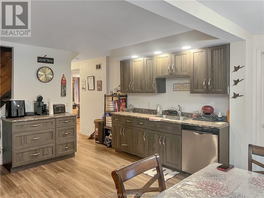 431 Frood Road - 10