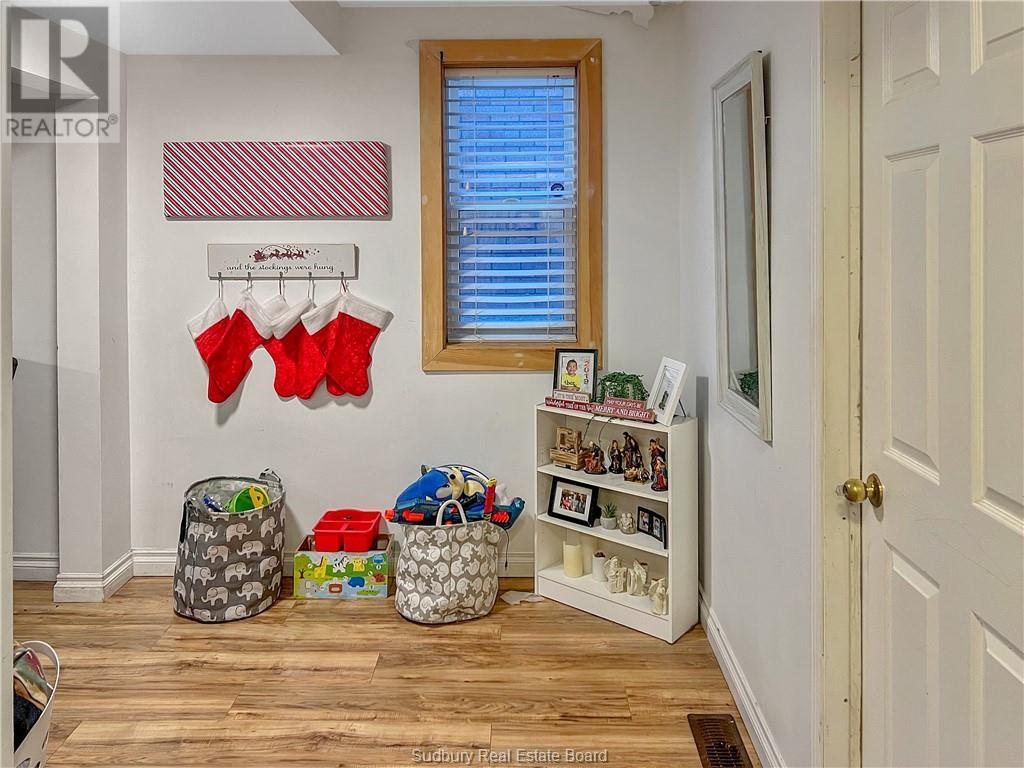 431 Frood Road - 13