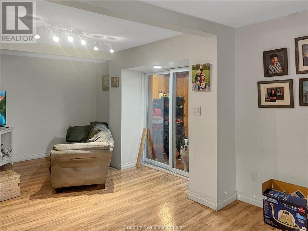 431 Frood Road - 16
