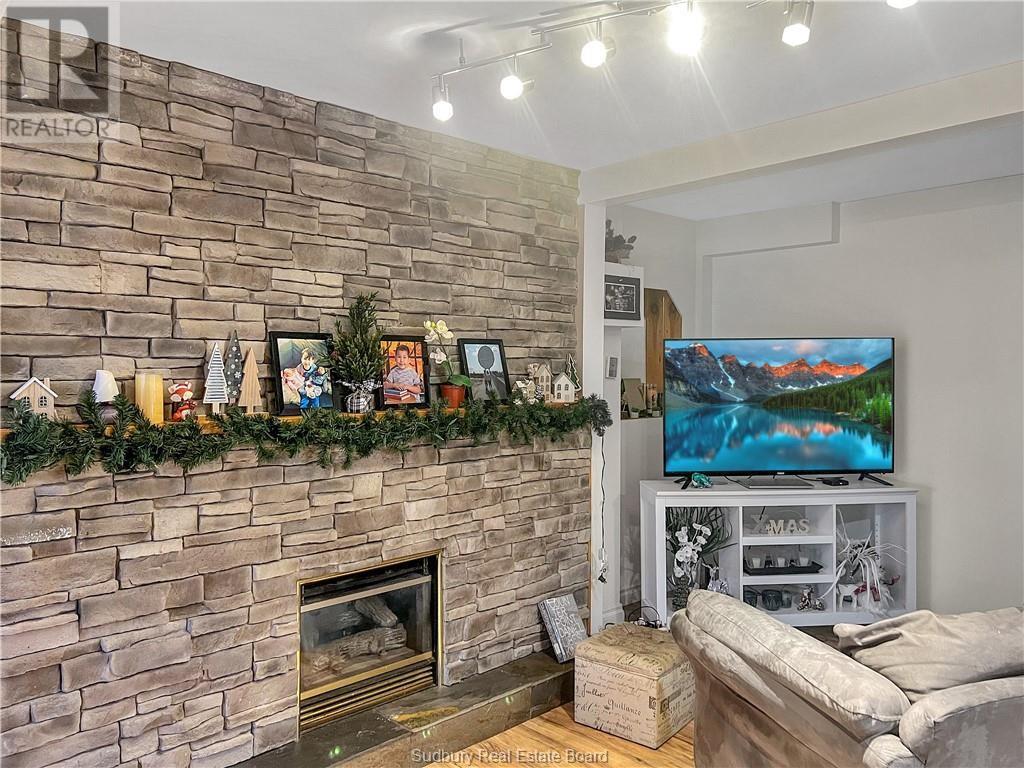 431 Frood Road - 18
