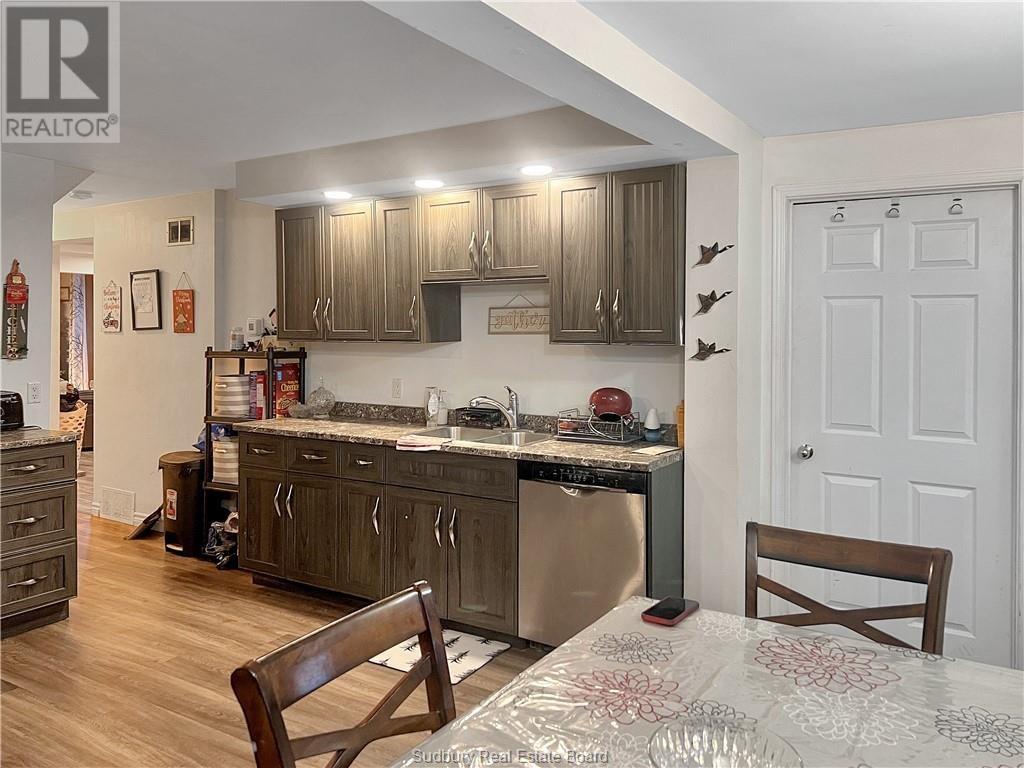 431 Frood Road - 8