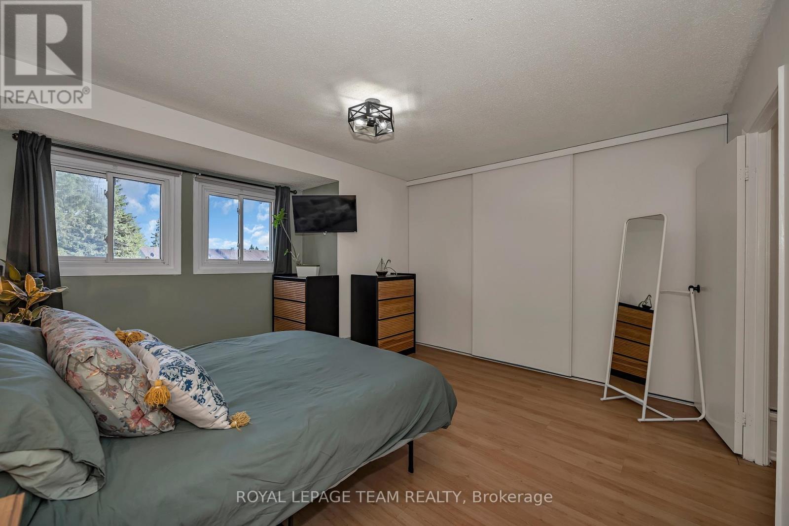 1832 STONEHENGE CRESCENT - 22