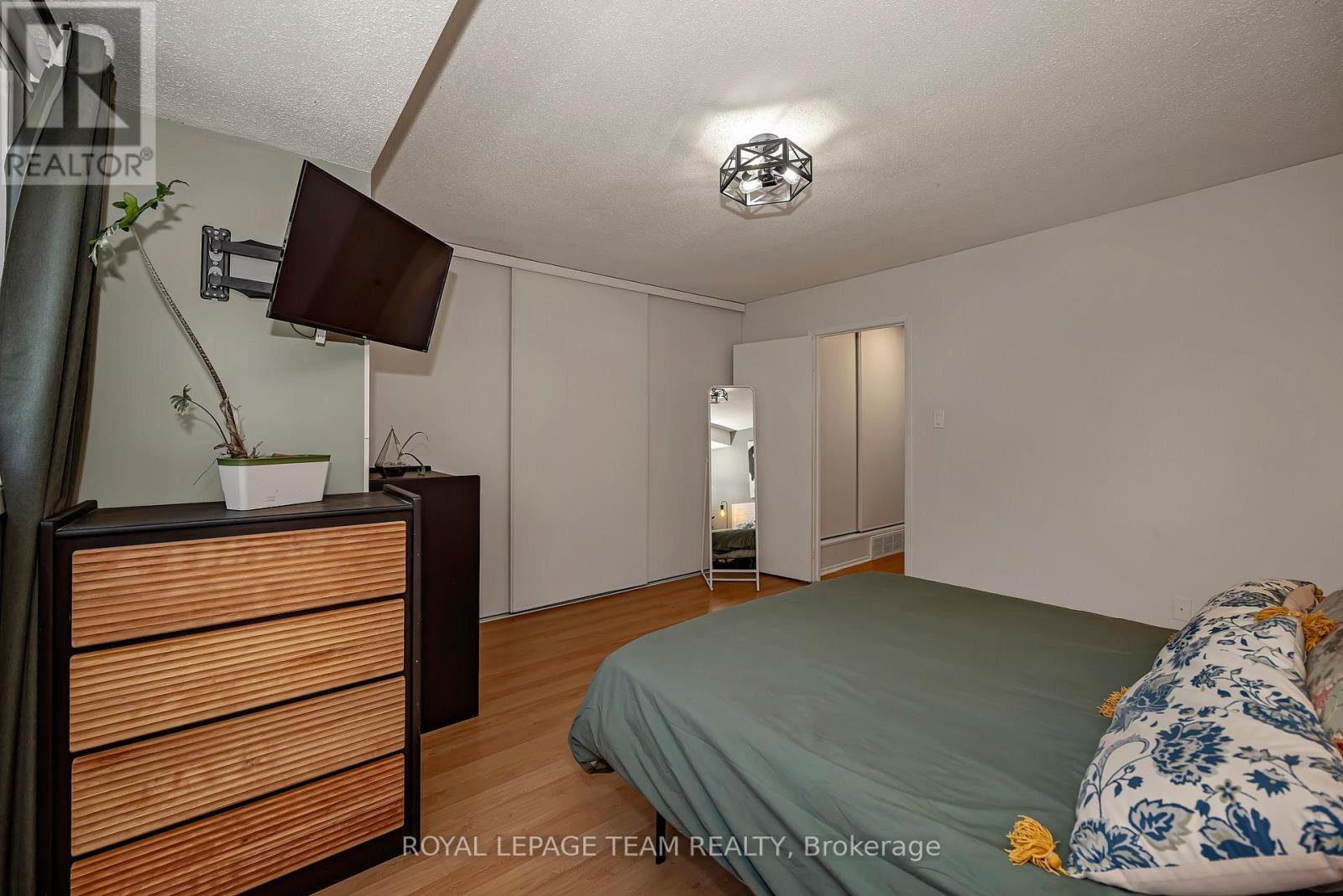 1832 STONEHENGE CRESCENT - 23