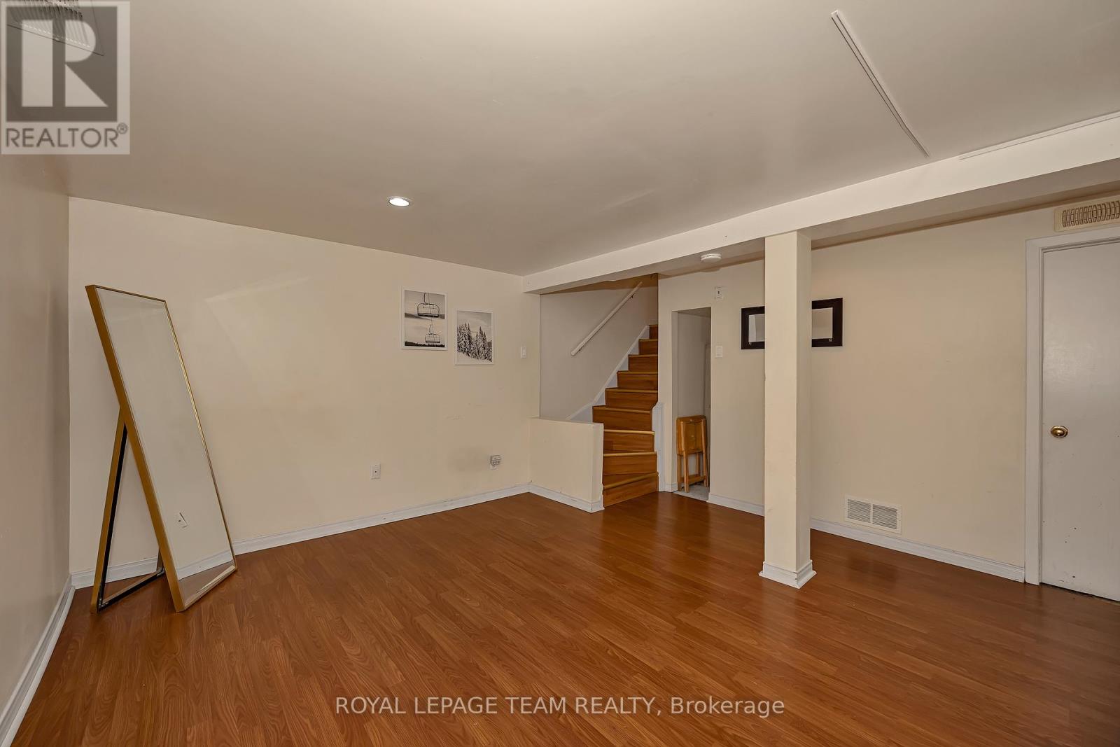 1832 STONEHENGE CRESCENT - 32