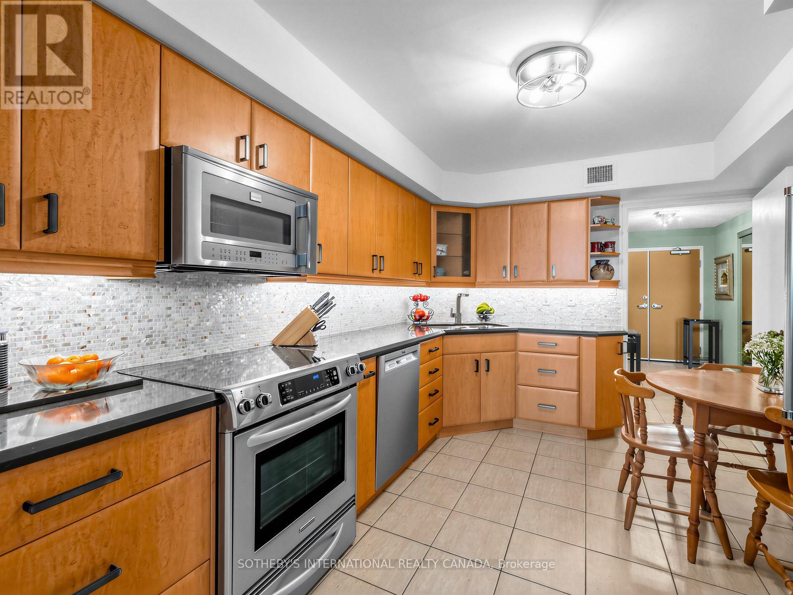 #TH. 2 188 SPADINA AVENUE - 6