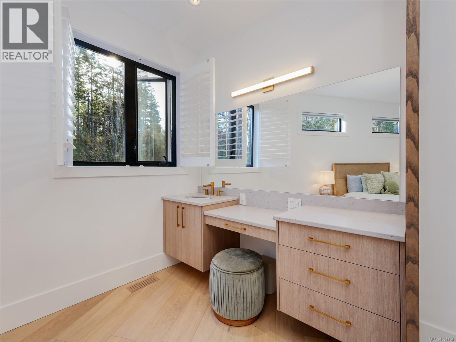 2220 Riviera Pl, Langford