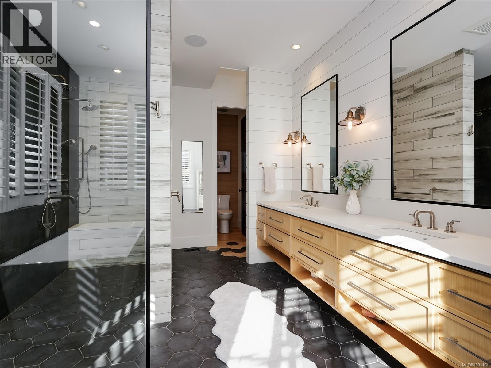 2220 Riviera Pl, Langford