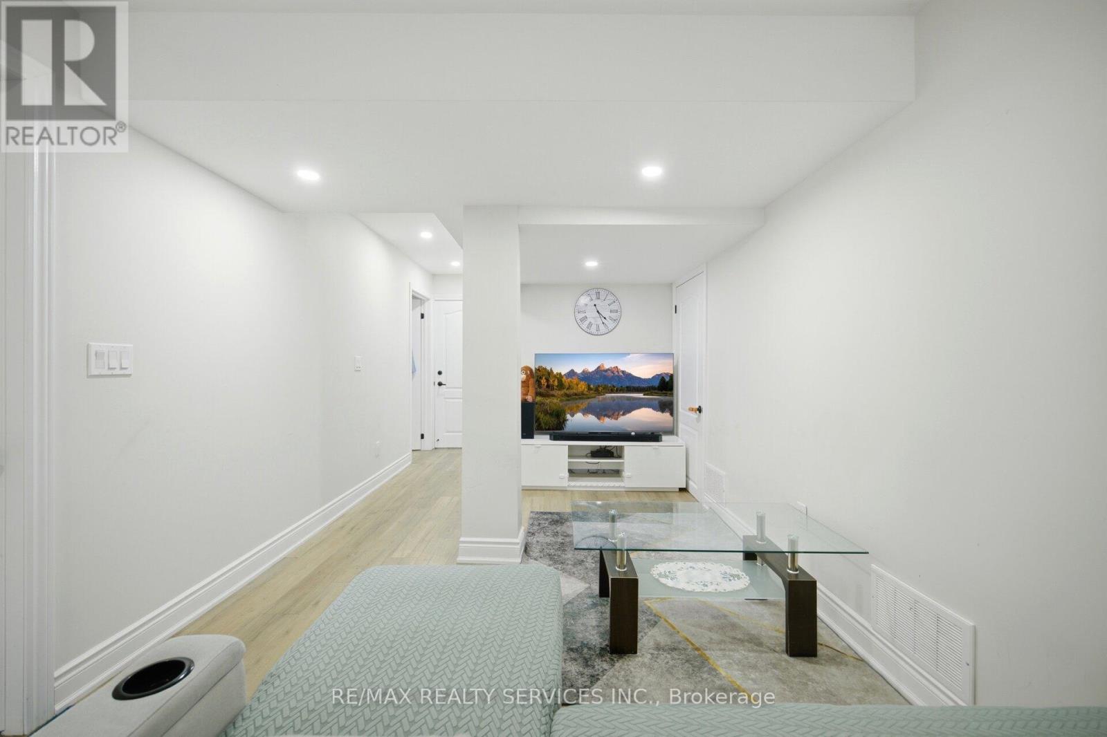 152 NEWHOUSE BOULEVARD - 35