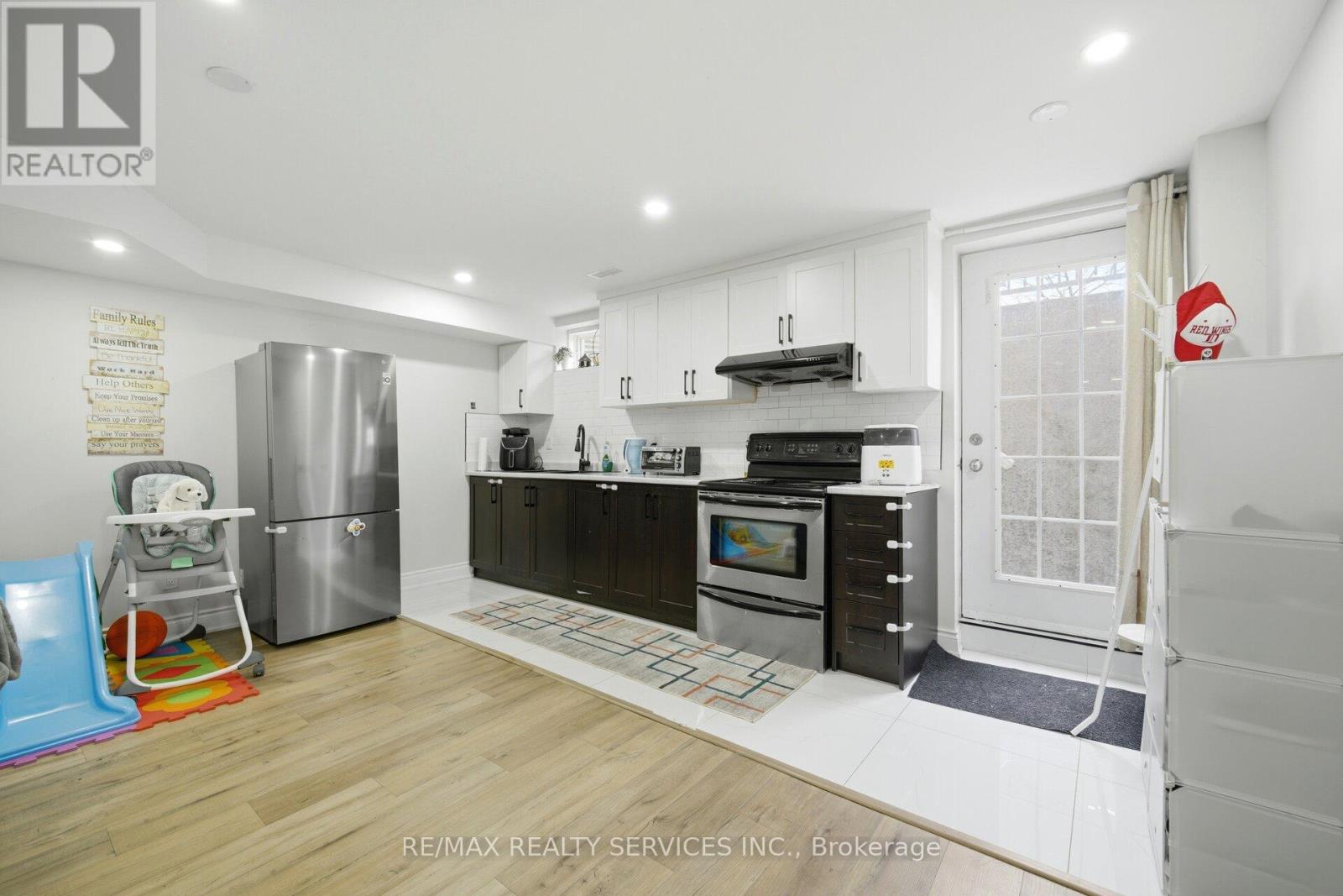 152 NEWHOUSE BOULEVARD - 36