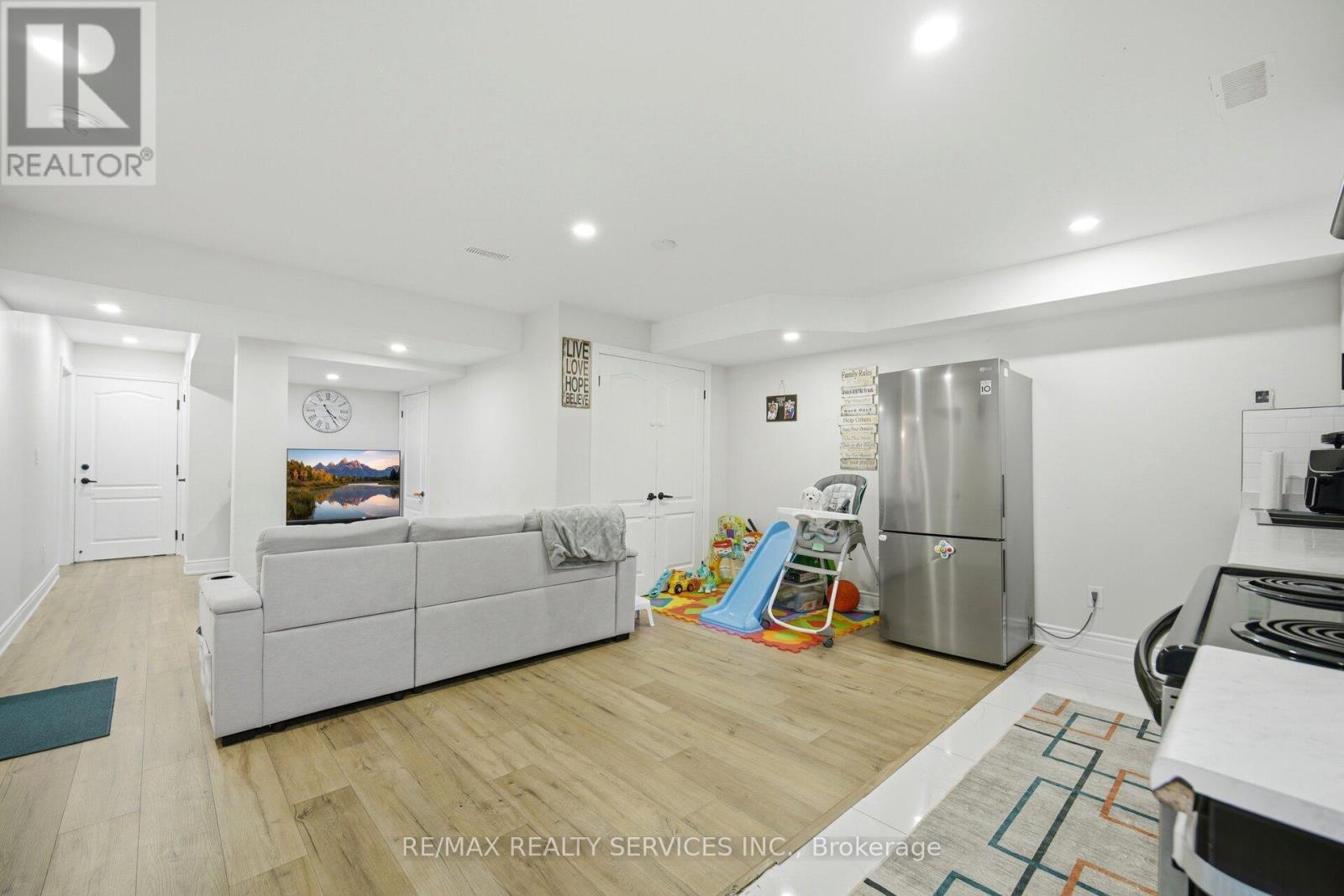 152 NEWHOUSE BOULEVARD - 37