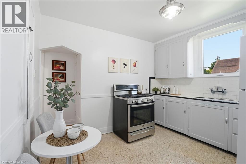 123 LONGWOOD Road N - 13