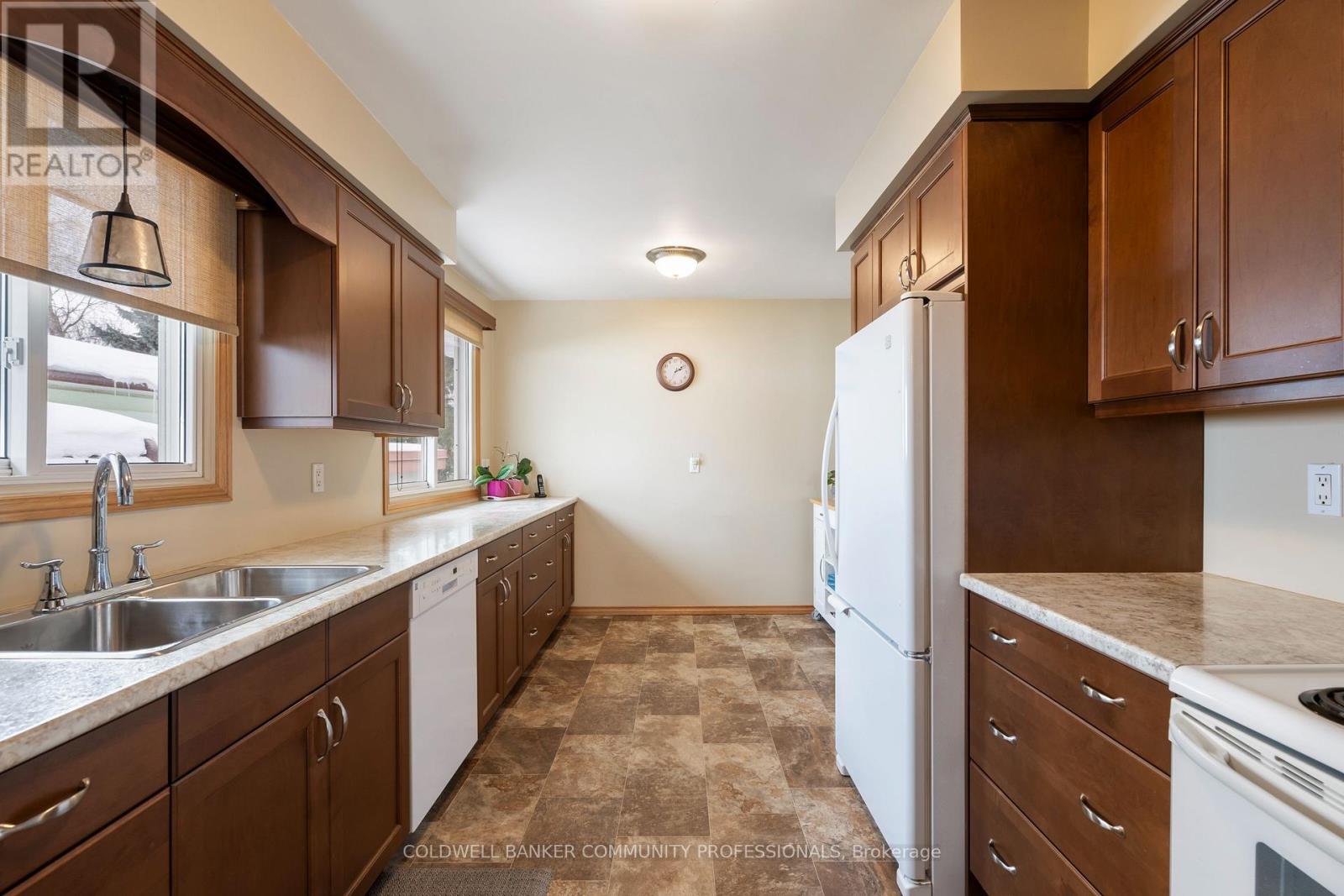 401 MOHAWK ROAD W - 15