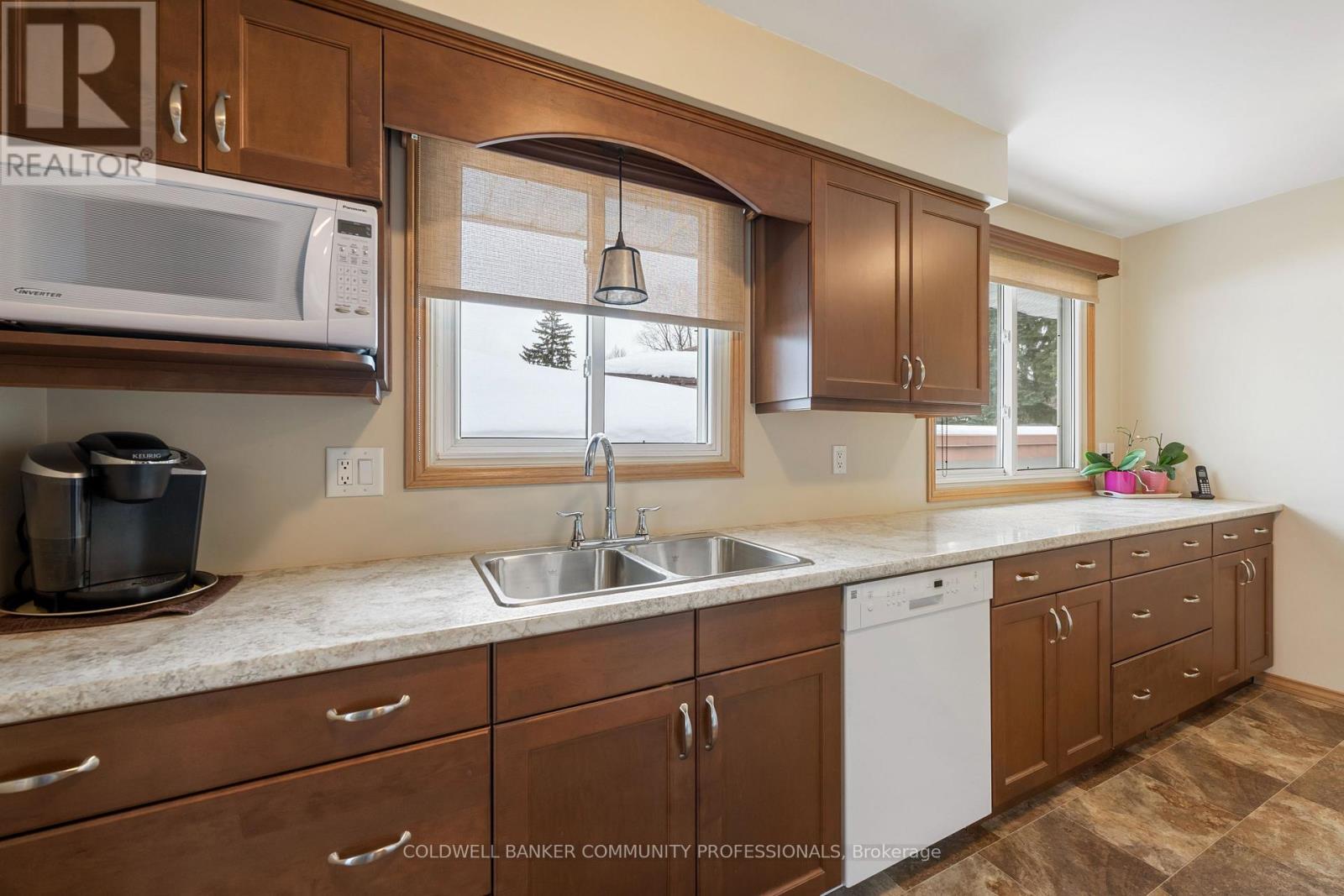 401 MOHAWK ROAD W - 16