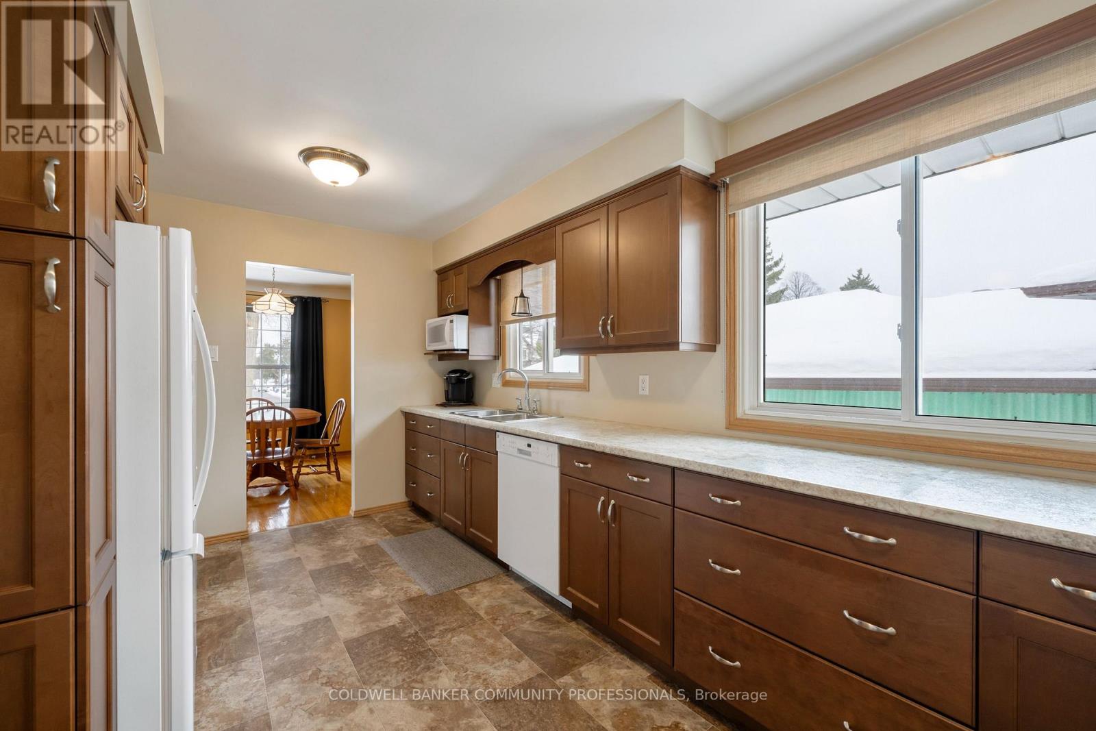 401 MOHAWK ROAD W - 17