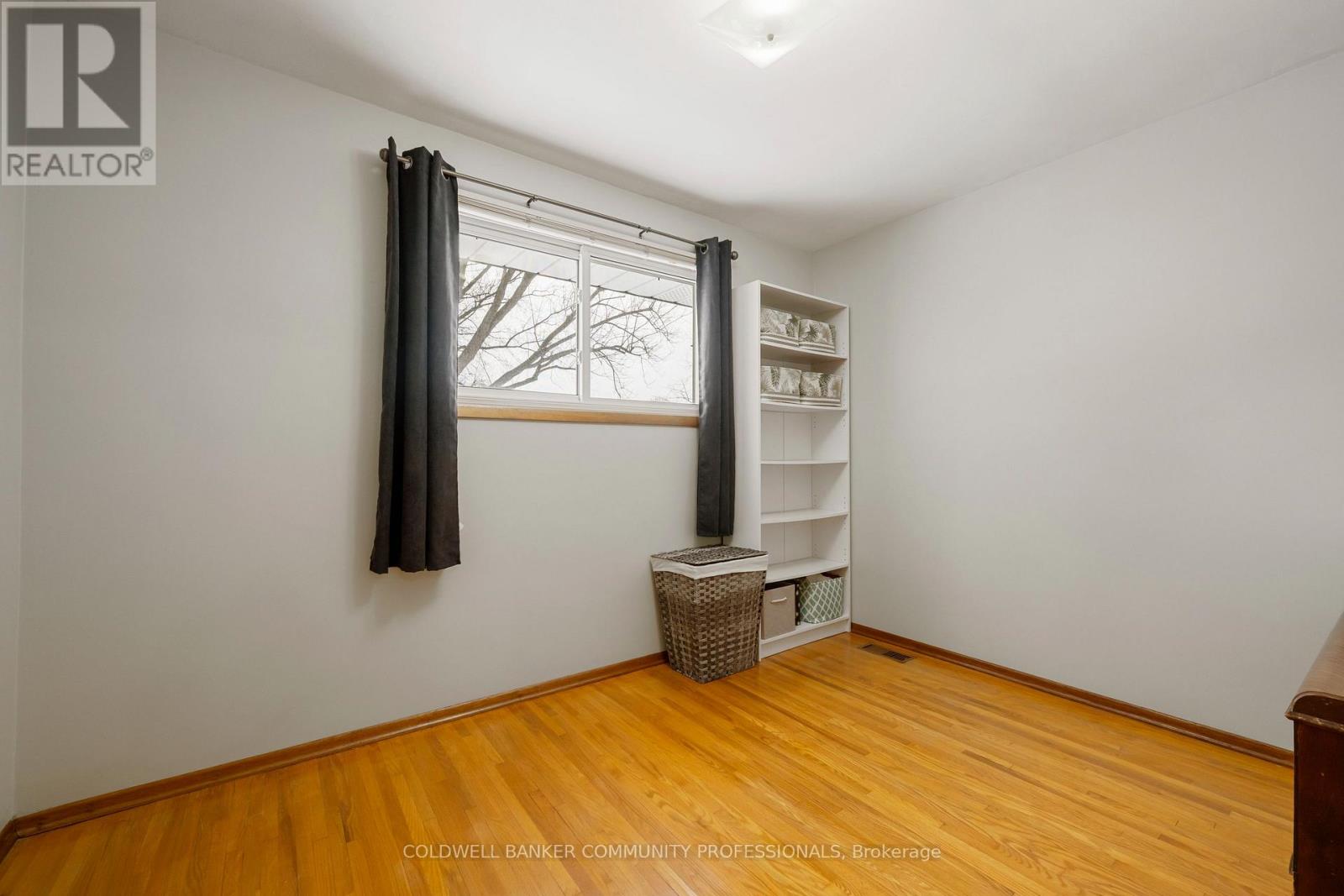 401 MOHAWK ROAD W - 22