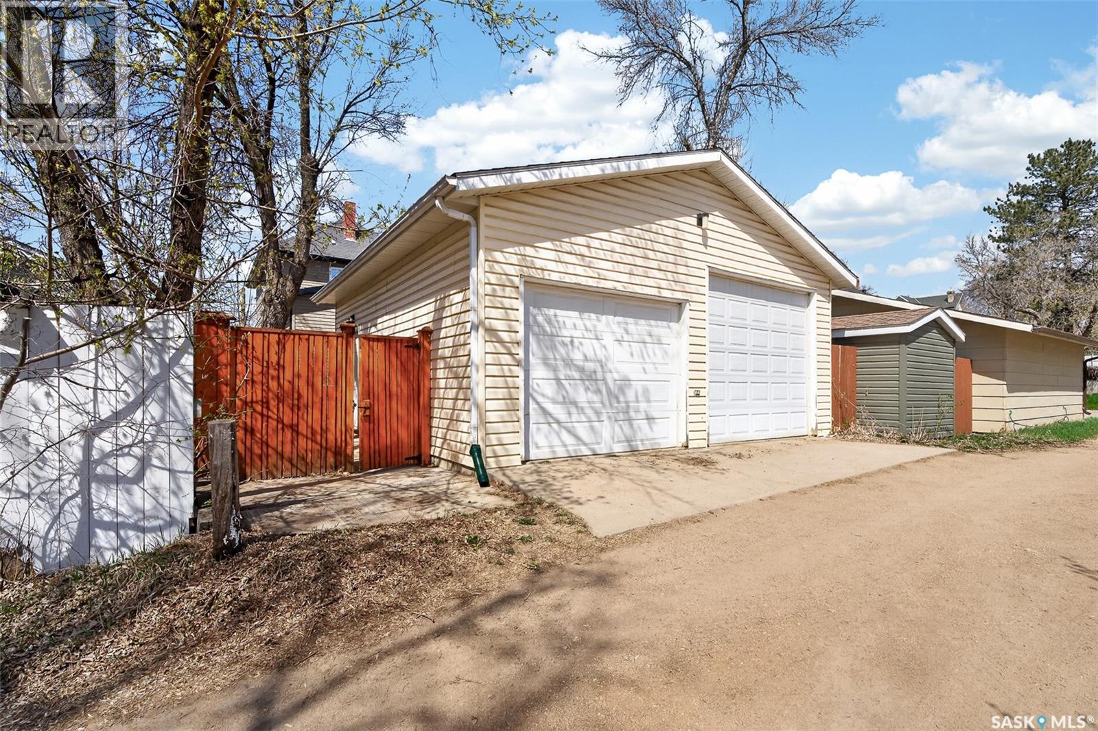 1037 Chestnut AVENUE - 80