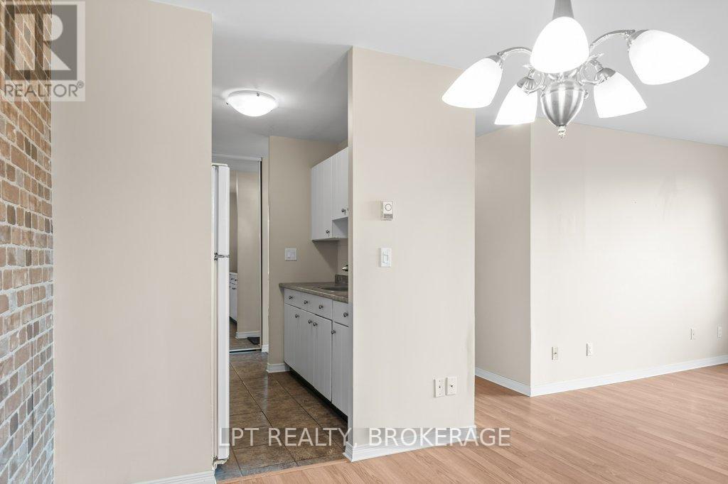 #303 17 ELDON HALL PLACE - 13