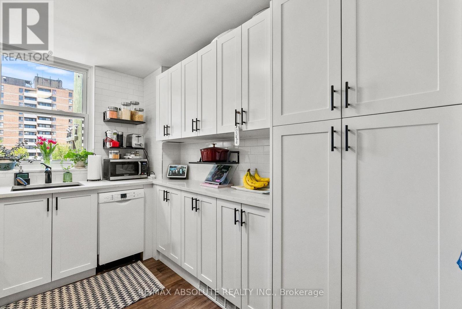 #406 50 BURNSIDE AVENUE - 19