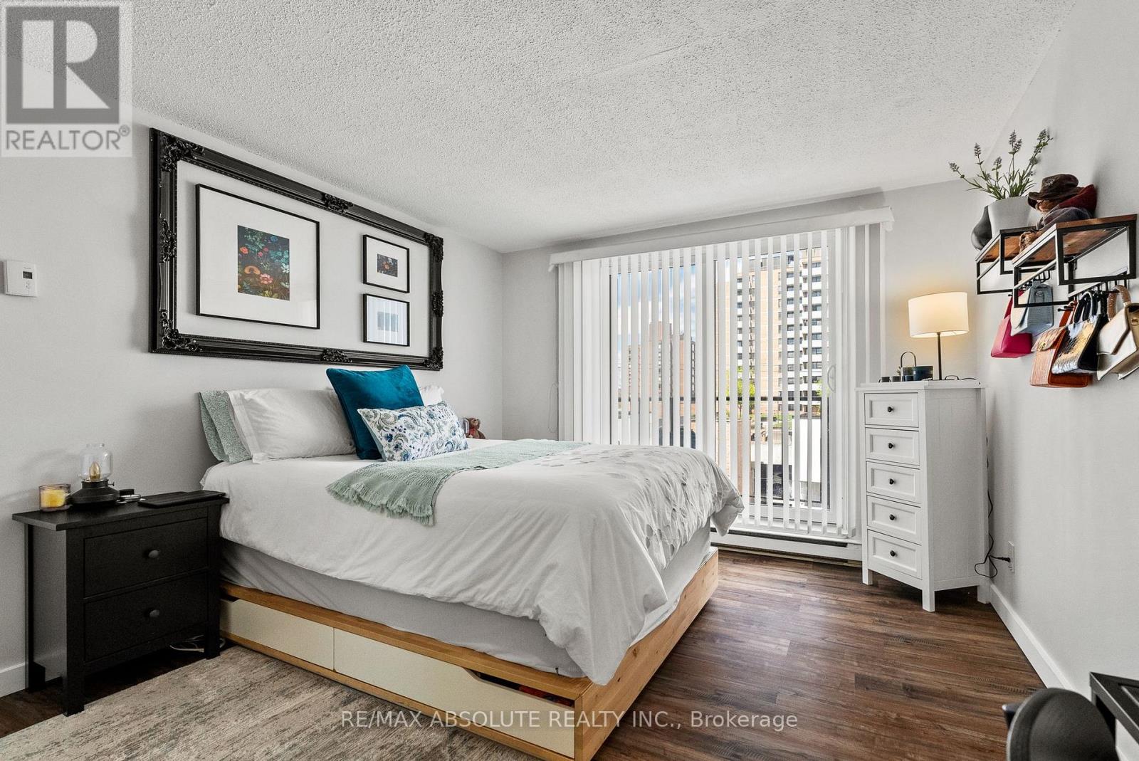 #406 50 BURNSIDE AVENUE - 22