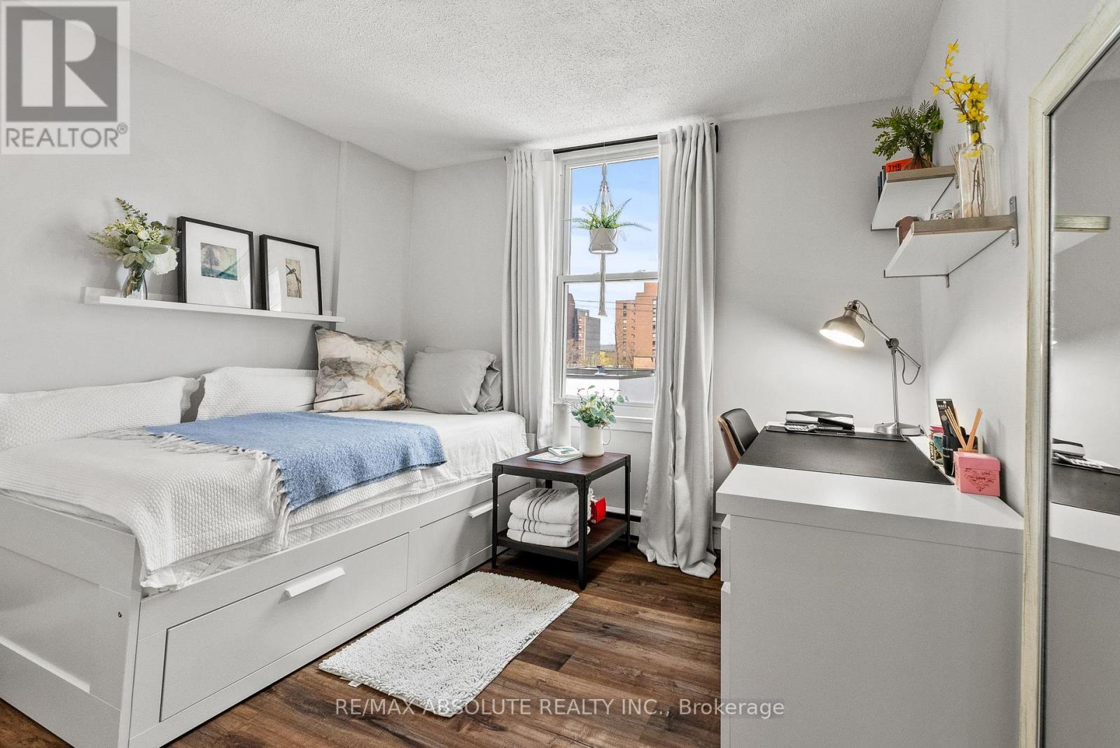 #406 50 BURNSIDE AVENUE - 27