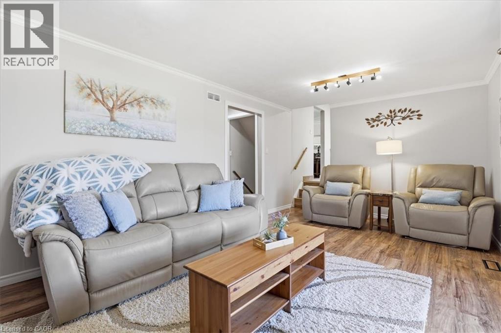 393 SHALLMAR Court, Waterloo, Ontario, N2K2G6 — Photo 3