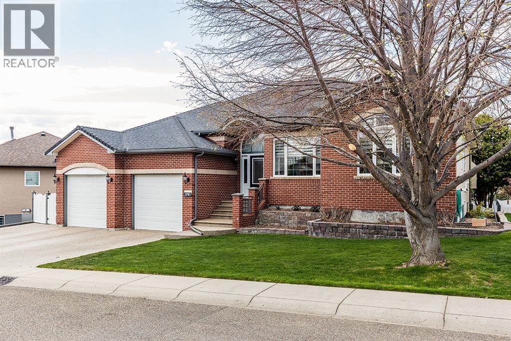 119 Perry Crescent NE - photo 2