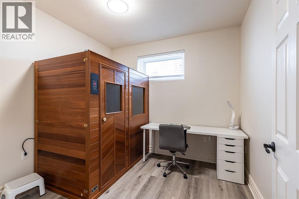 119 Perry Crescent NE — photo 38