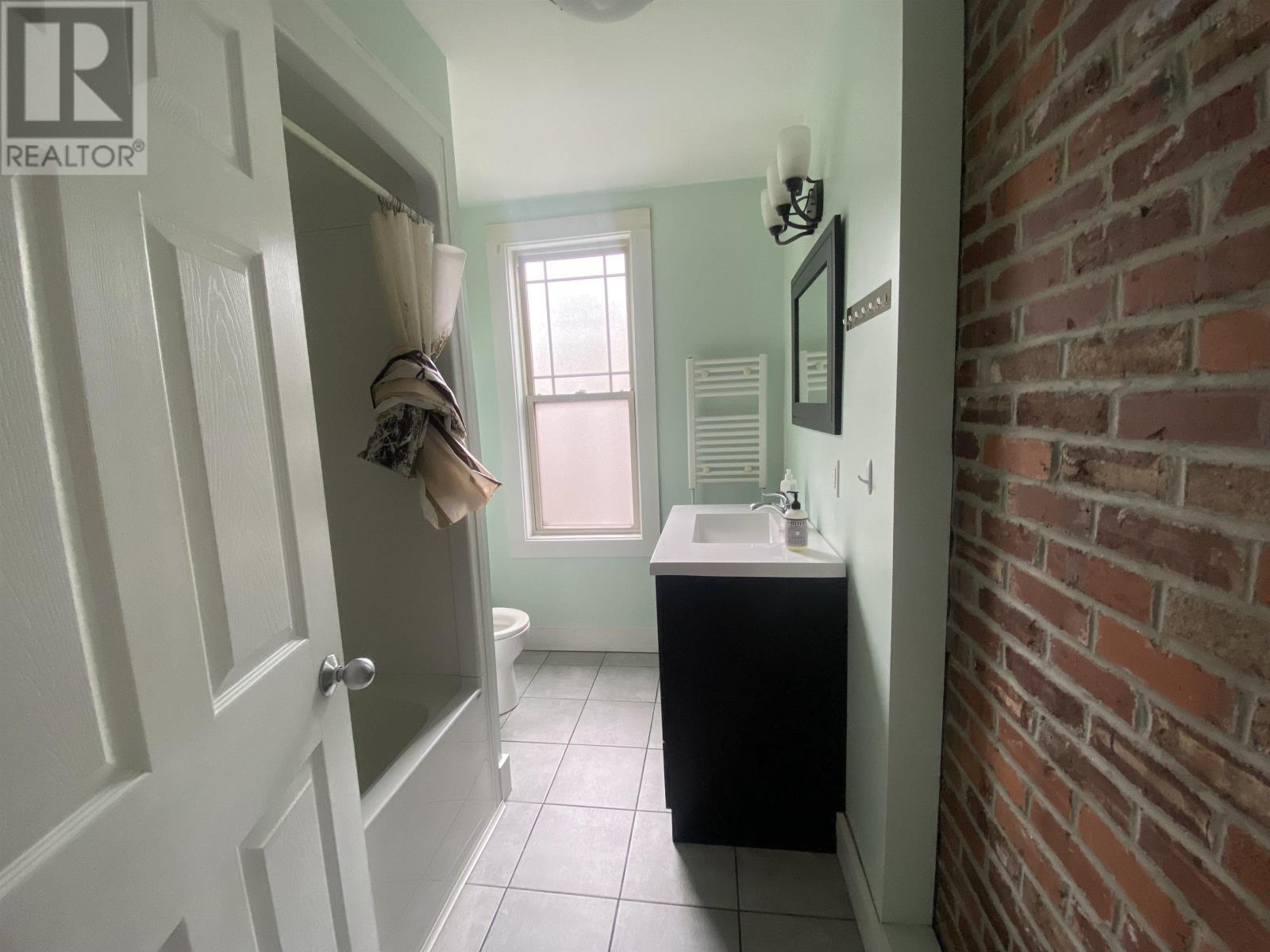 Property 8 of 18 of 1518-1522 Robie Street