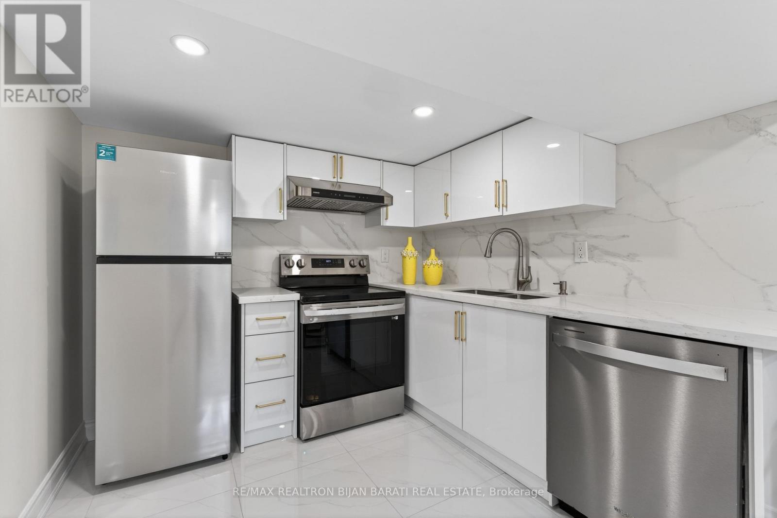 1 WANLESS CRESCENT - 33