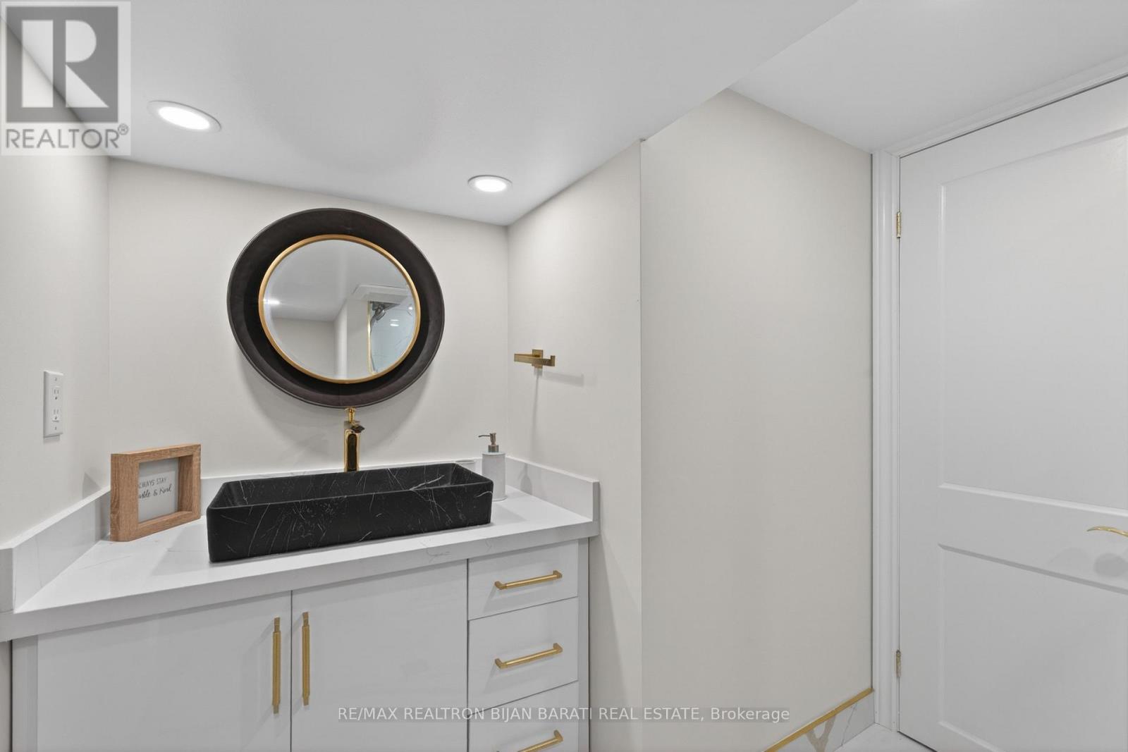 1 WANLESS CRESCENT - 40