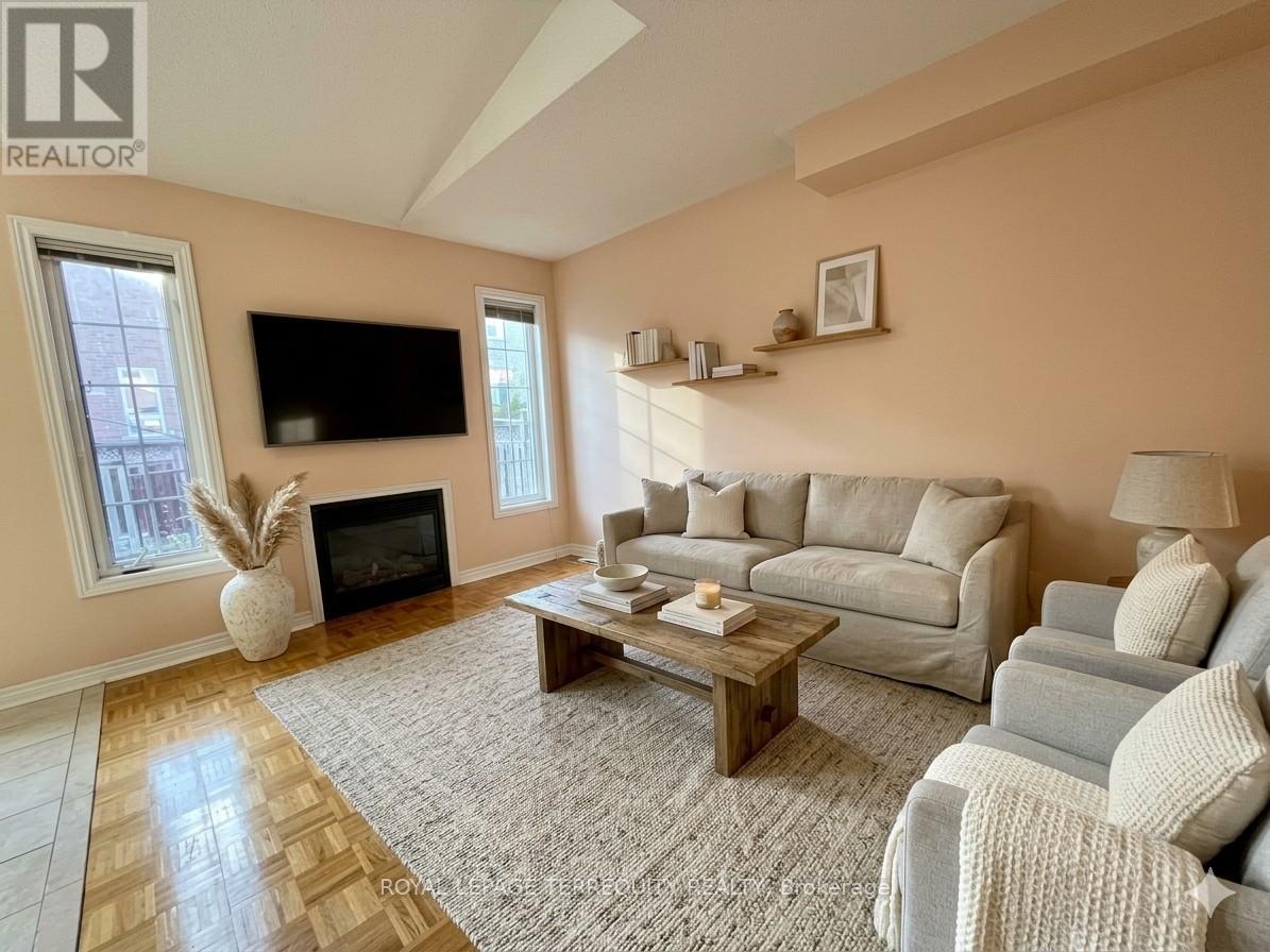 24 PERGOLA WAY - 16